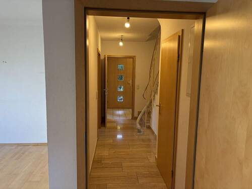 Diele in Richtung Haustüre - Doppelhaushälfte mit 148,00 m&sup2; in Bayerisch Gmain zum Kaufen