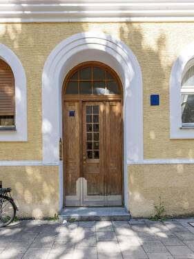Herrschaftlicher Hauseingang - 3 Zimmer Etagenwohnung zum Kaufen in München