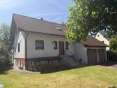Ansicht von der Straße - Einfamilienhaus mit Einliegerwohnung und Doppelgarage in Gera