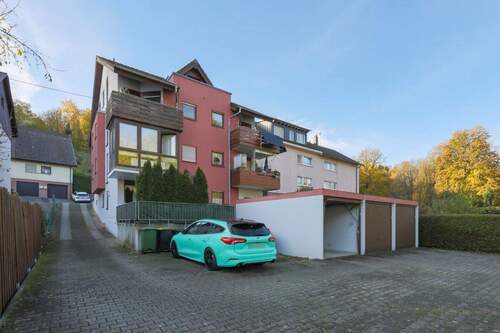 Rückansicht und Garagen - 