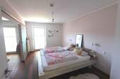 ... geräumiges Schlafzimmer mit Zugang zum Balkon ... - 