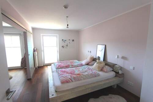 ... geräumiges Schlafzimmer mit Zugang zum Balkon ... - 