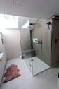 ... große Echtglasdusche mit Sitzgelegenheit ... - 