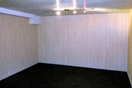 ... nützlicher Hobbyraum mit Wandvertäfelung ... - 