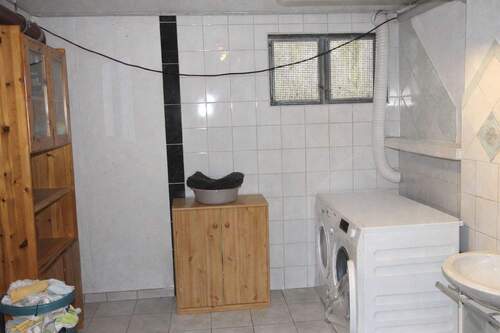 ... geflieste Waschküche mit WM-Anschluss ... - 