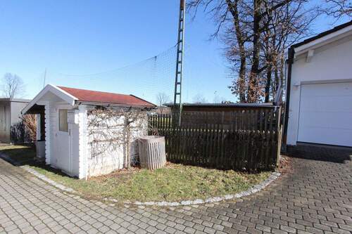 ... zweckmäßige Gartenhütte vor dem Haus ... - 