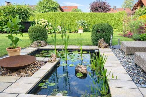 ... ruhiger Garten mit Teich und Feuerstelle... - Sonnige DHH, Juwel in Penzberg, ruhige Bestlage. Elegant Teilmodernisiert naturnah & zentral,