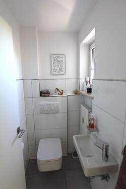 ... modernes Gäste-WC mit Fenster ... - 5 Zimmer Doppelhaushälfte in Penzberg