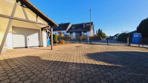 Vorplatz mit Garage - 