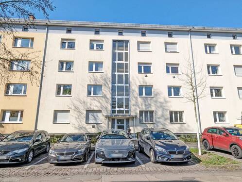 Außenansicht - Rohdiamant in begehrter Lage: 3-Zimmer-Wohnung mit Balkon zum Selbstgestalten