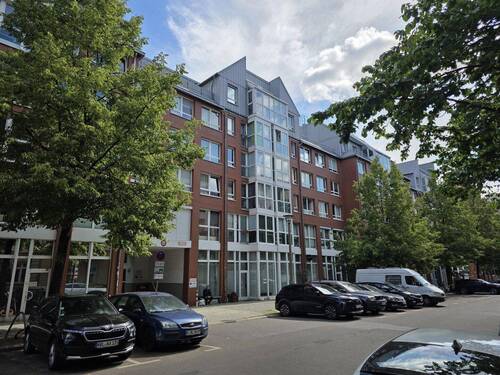 Gebäude Straßenansicht - Charmante, bezugsfreie 2-Zimmer-Wohnung mit Balkon in ruhiger Innenhoflage