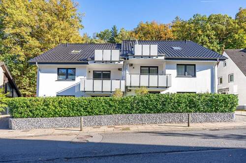 Das Gebäude liegt am Hang des Teutoburger Walds. - 