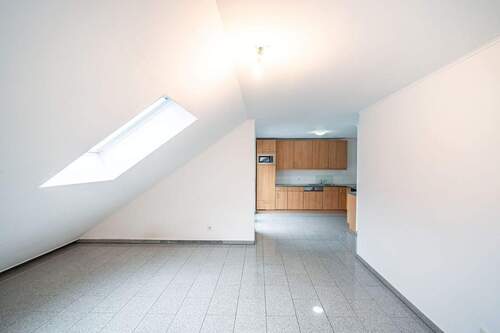 Der Raum wirkt durch die Dachschrägen sehr gemütlich. - 2 Zimmer Etagenwohnung in Bielefeld