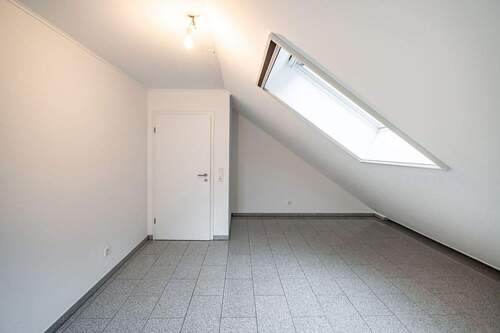 Die Dachflächenfenster lassen sich manuell verdunkeln. - 