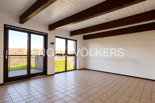 Wohnbereich im 1. Obergeschoss mit Zugang auf den Balkon - 