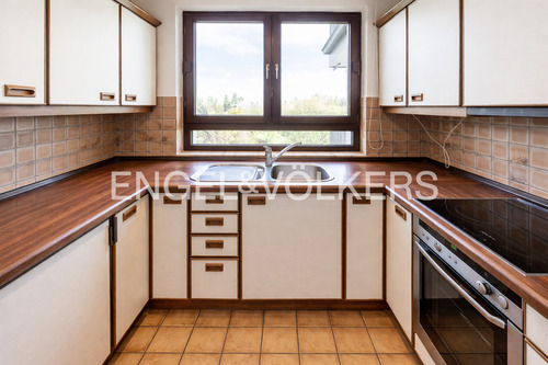 Praktische Einbauküche im 1. Obergeschoss - 