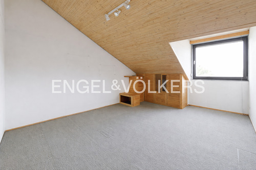 Großzügiges weiteres Schlafzimmer im Dachgeschoss - 