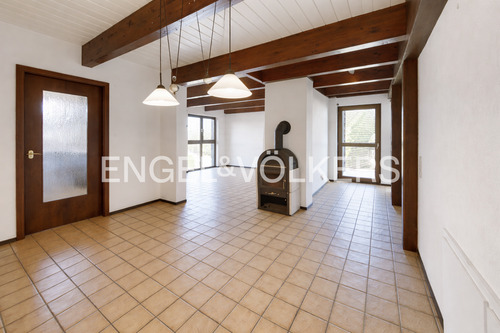 Weitläufiger Wohn- und Essbereich mit Kamin im 1. Obergeschoss - 