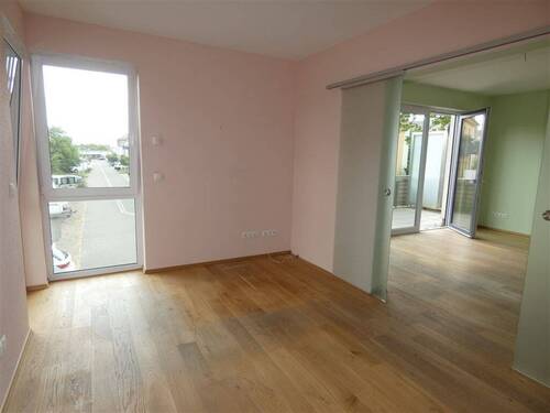 Schlafzimmer mit Blick zum Wohnbereich - 