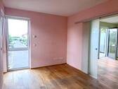 helles Schlafzimmer mit moderner Schiebetür - 