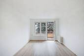 Wohnzimmer mit Zugang zum Balkon - Frisch renovierte 3-Zimmer-Wohnung mit Balkon im beliebten Prenzlauer Berg