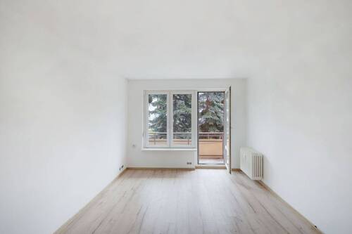 Wohnzimmer mit Zugang zum Balkon - Frisch renovierte 3-Zimmer-Wohnung mit Balkon im beliebten Prenzlauer Berg