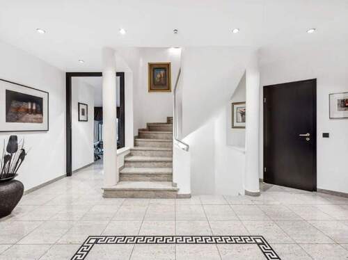 Eingangsbereich der Villa - Luxuriöses Anwesen in Bestlage von Speyer-Vogelgesang! Traumhafter Ausblick provisionsfrei!