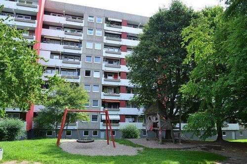 Spielplatz Dürerstraße hinter dem Haus - 3 Zimmer Etagenwohnung in Baunatal