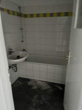 Ansicht innenliegendes Badezimmer mit Badewanne und weißen Fliesen - 