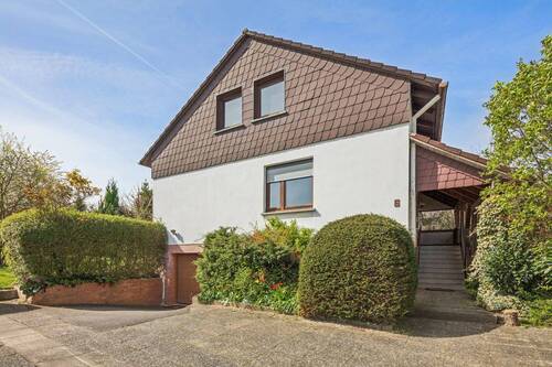 Blick auf das Haus - LENAU - Viel Platz, viele Möglichkeiten - Ein- Zweifamilienhaus mit großem Grundstück am Deister