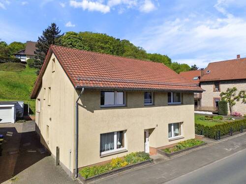 Vorderansicht - Großzügiges Einfamilienhaus - ideal für Handwerker!