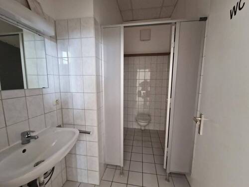 Sanitärräume im großen Bereich - 