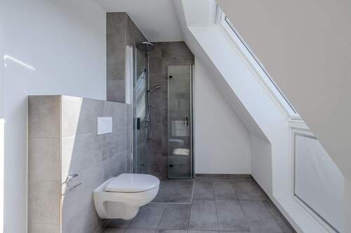 Tageslichtbad mit bodengleicher Dusche - 