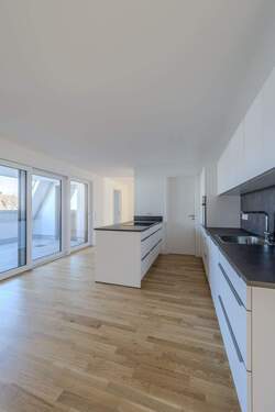 Hochwertige Einbauküche mit Speisekammer - Etagenwohnung mit 117,20 m&sup2; in Stuttgart / Zuffenhausen zum Kaufen