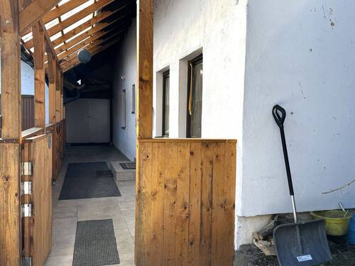 Überdachter Zugangsbereich.JPG - 5 Zimmer Einfamilienhaus zum Kaufen in Iggensbach