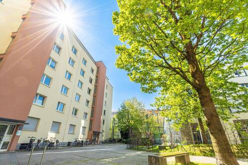 Hausansicht - Ihr neues Zuhause in Bogenhausen: Stilvoll renovierte 4,5 Zimmerwohnung mit zwei Balkonen!