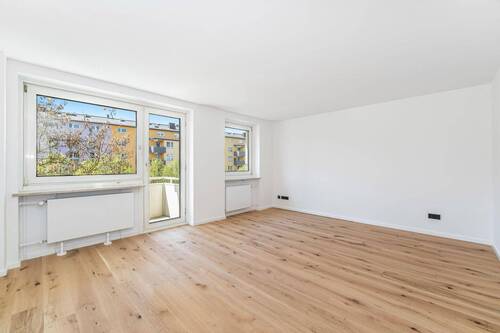 helles Wohnzimmer mit Balkon - 4 Zimmer Etagenwohnung zum Kaufen in München