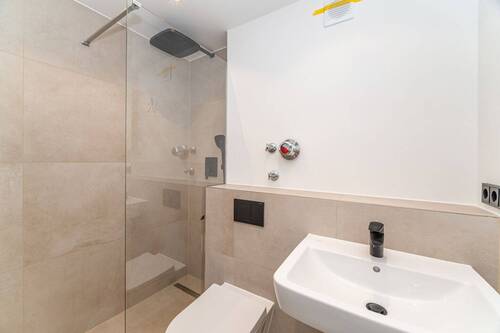 Badezimmer mit Regendusche - 