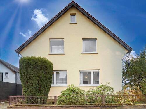 Straßenansicht - Familienidylle mit Weitblick - großzügiges Einfamilienhaus mit Garten in ruhiger Lage von Lahnau-Dorlar