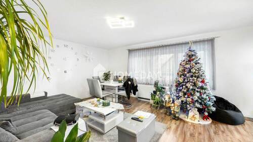 Wohnzimmer 1 - 4 Zimmer Etagenwohnung zum Kaufen in St. Johann - Würtingen
