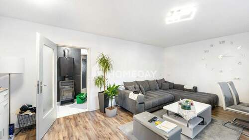 Wohnzimmer 2 - 4 Zimmer Etagenwohnung in St. Johann - Würtingen