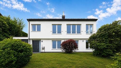 Front - Wohnen in seiner schönsten Form - modernisiert & mit Einliegerwohnung
