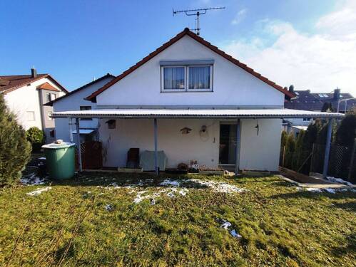 Rückansicht mit Garten und Terrasse. - 