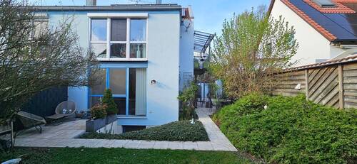 Garten mit Haus.jpg - Attraktive 3-Zimmer-Gartenwohnung mit Einbauküche und Carport in Erding