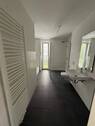 Das Badezimmer mit Wanne und Dusche - 