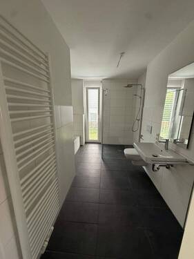Das Badezimmer mit Wanne und Dusche - 