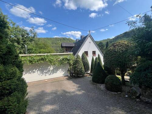 Hausansicht mit Doppelgarage - 