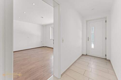 Flur - 3 Zimmer Doppelhaushälfte zum Kaufen in Brake (Unterweser)