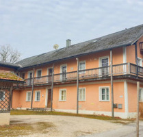 ÖSTERREICH - NÄHE BURGHAUSEN ANWESEN mit MONTEURWOHNUNGEN u. ca. 1 HA WIESE