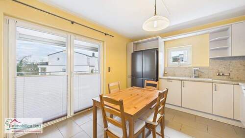 Küche mit Ausgang zum Balkon - 